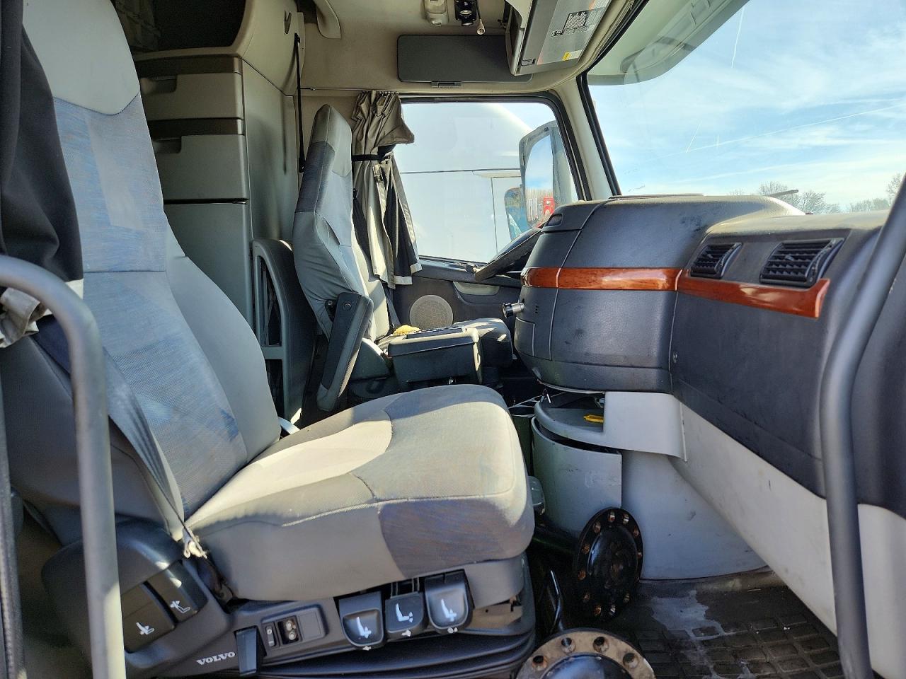 2003 Volvo VNL Semi Truck