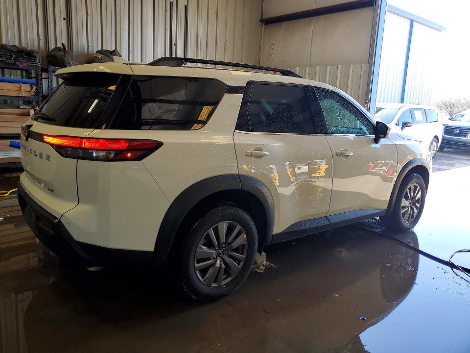 2025 Nissan Pathfinder sv