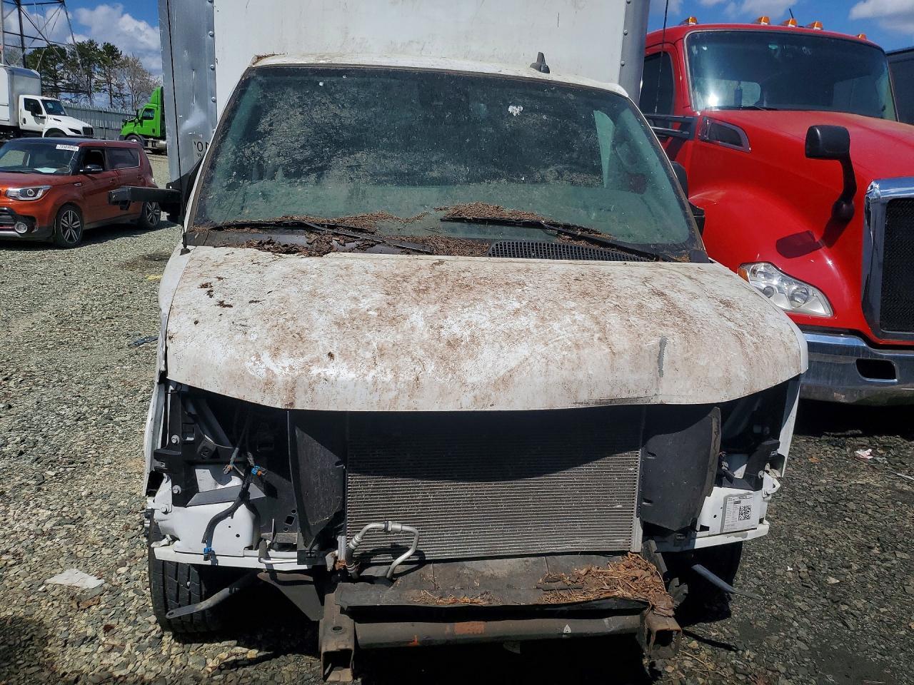 2022 GMC Savana BOX Truck