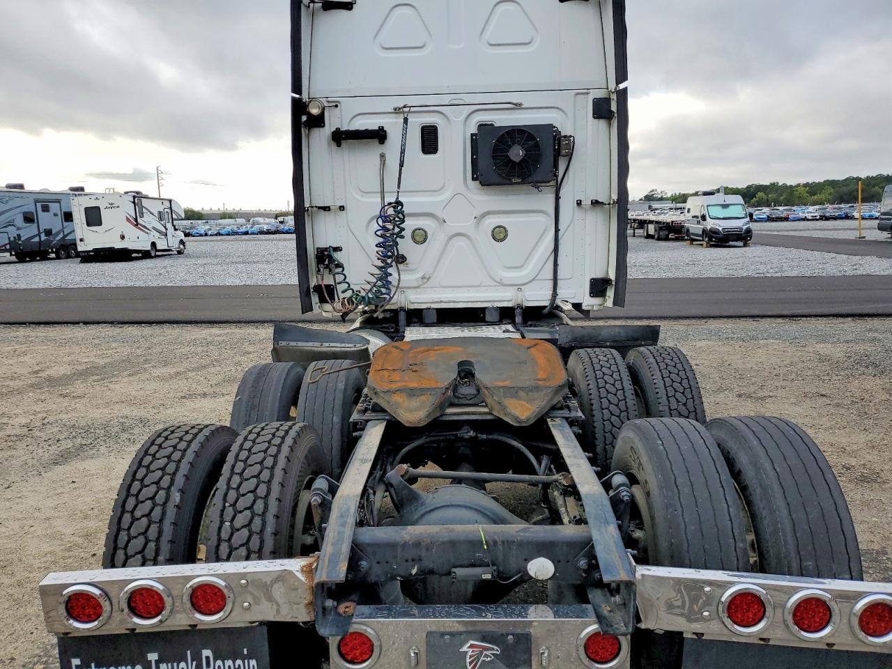 2013 Freigliner 2013 Freightliner Cascadia 1-Semi Truck