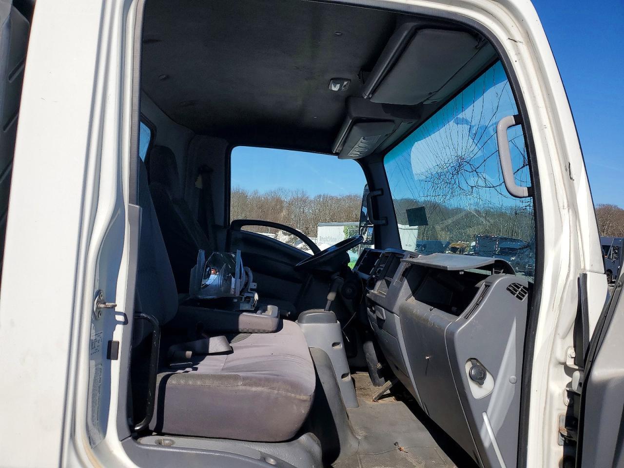 2013 Isuzu NPR HD BOX Truck