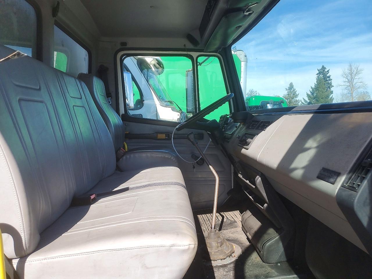 2001 Freightliner FL70 BOX Truck