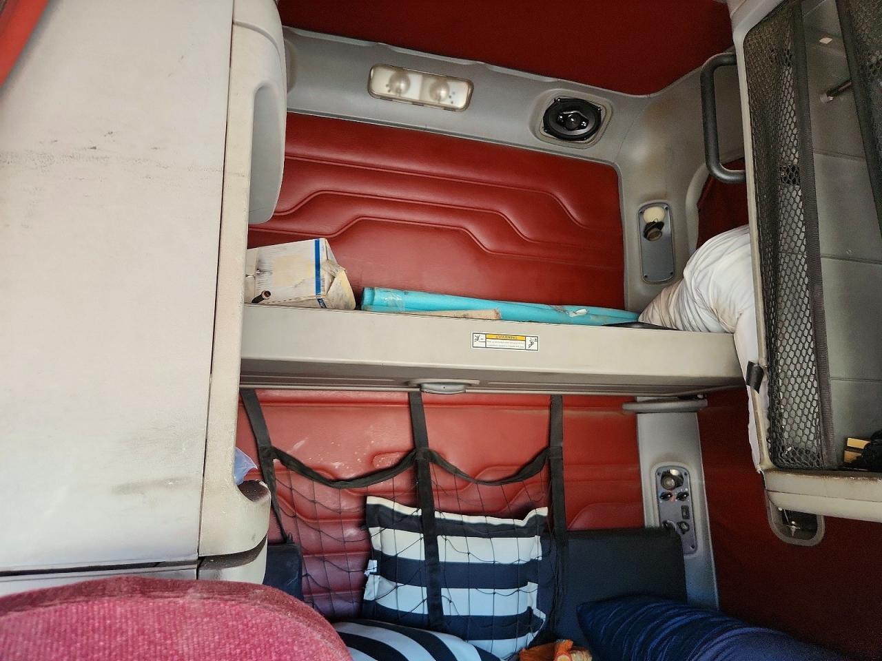 2005 Freightliner Convention-Semi Truck