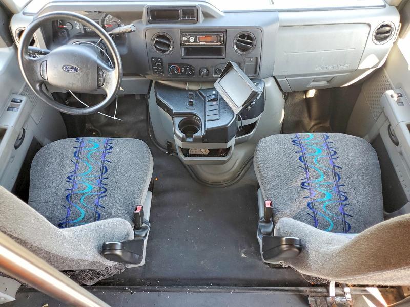 2015 Ford Econoline E350 Super Duty Cutaway Van