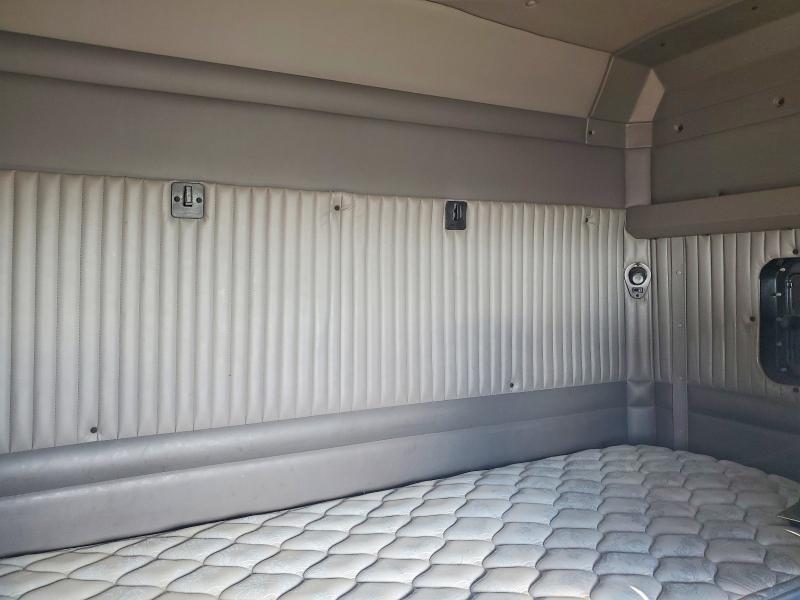 2015 Kenworth T800 Semi Truck