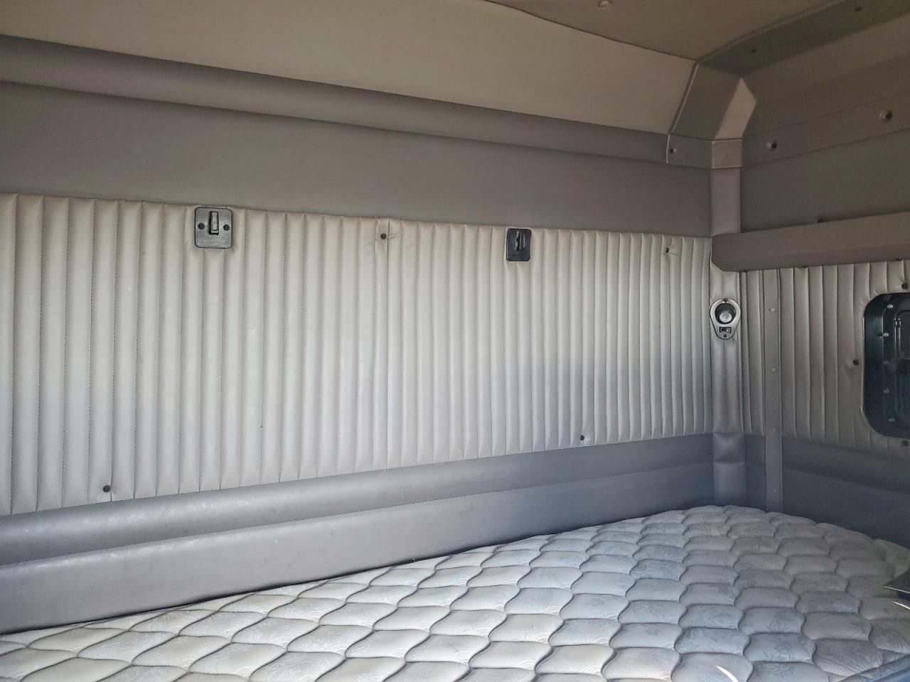 2015 Kenworth T800 Semi Truck