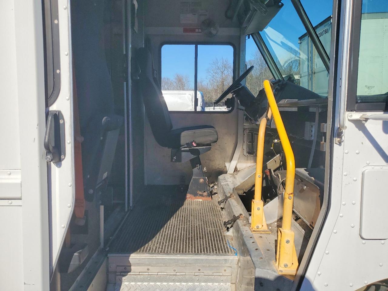 2003 Freightliner MT45 Chassis Delivery Van