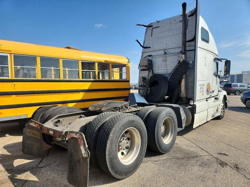 2014 Volv O VNL Semi Truck