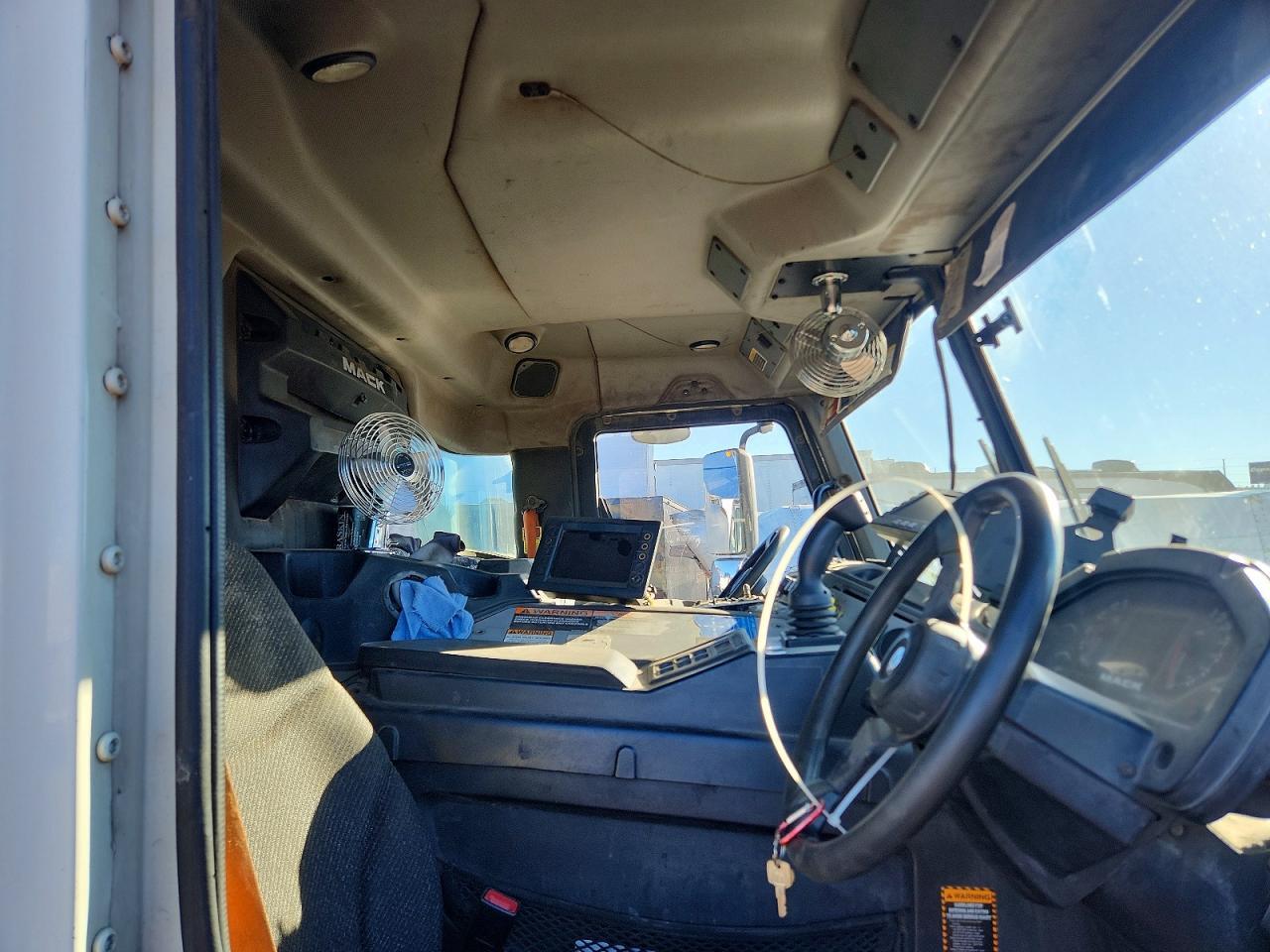 2016 Mack LR613 Refuse Truck