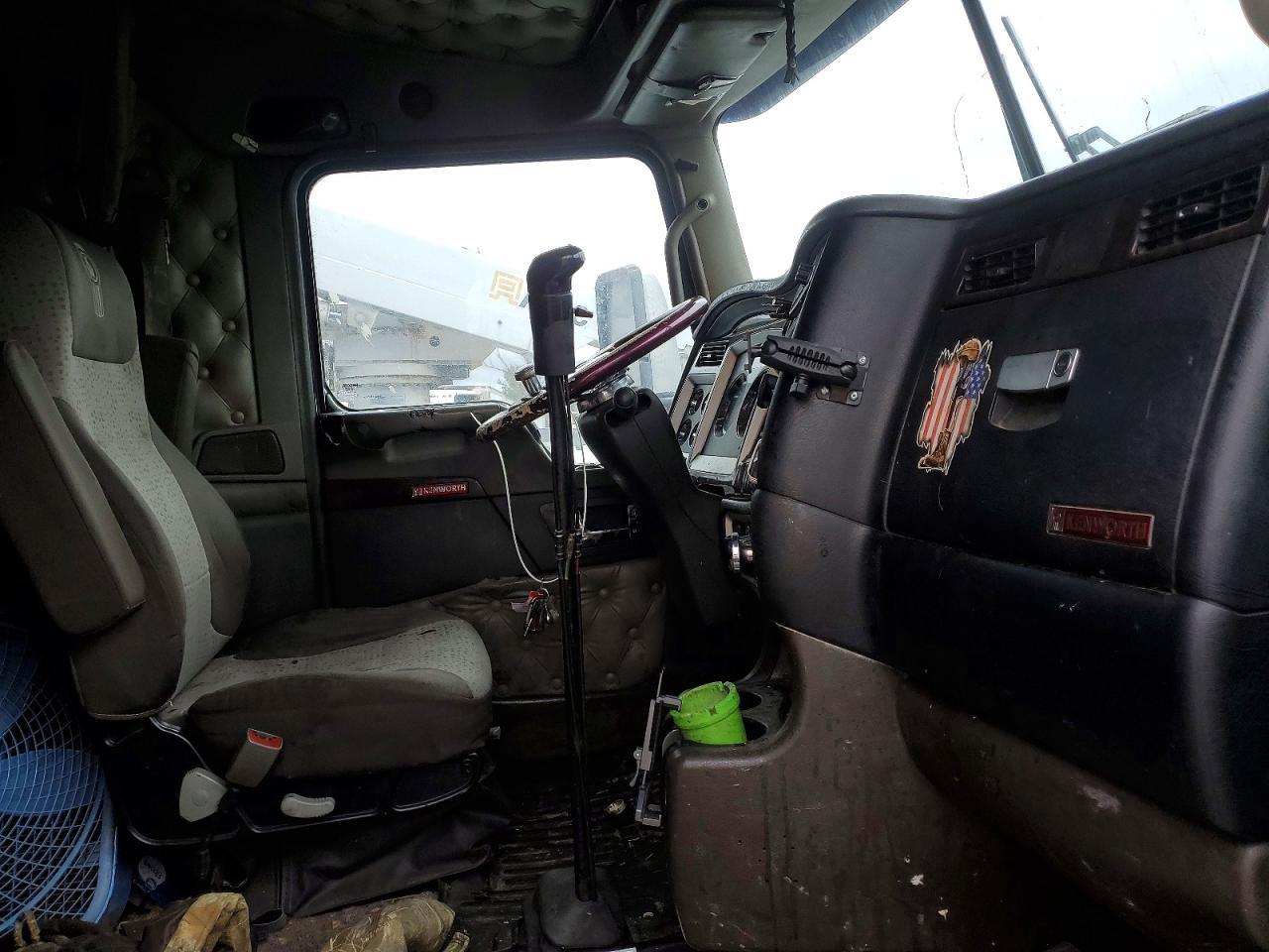 2014 Kenworth T660 Semi Truck