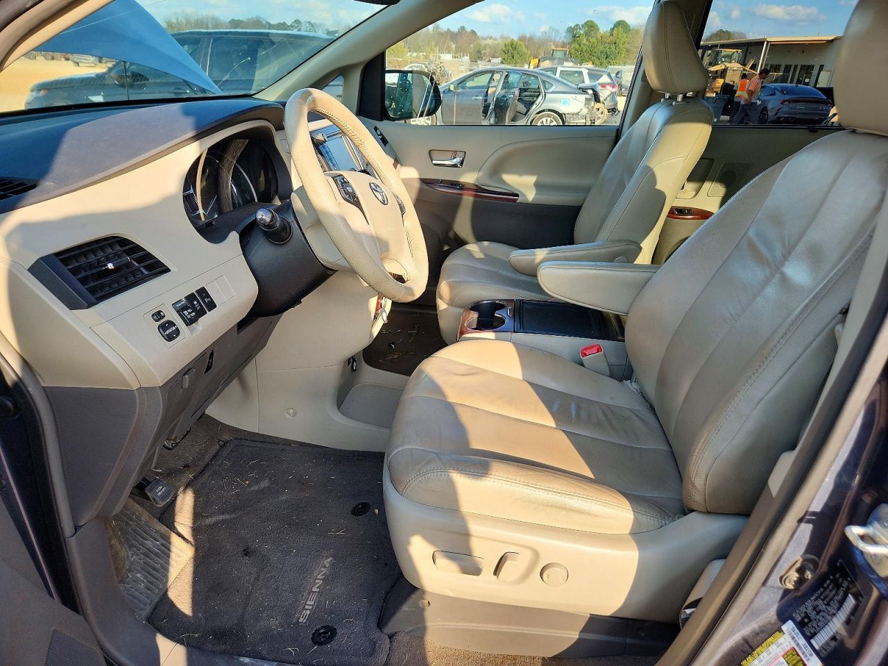 2014 Toyota Sienna xle 8-passenger