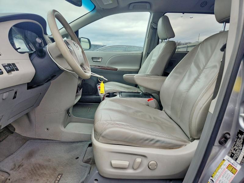 2011 Toyota Sienna xle 8-passenger