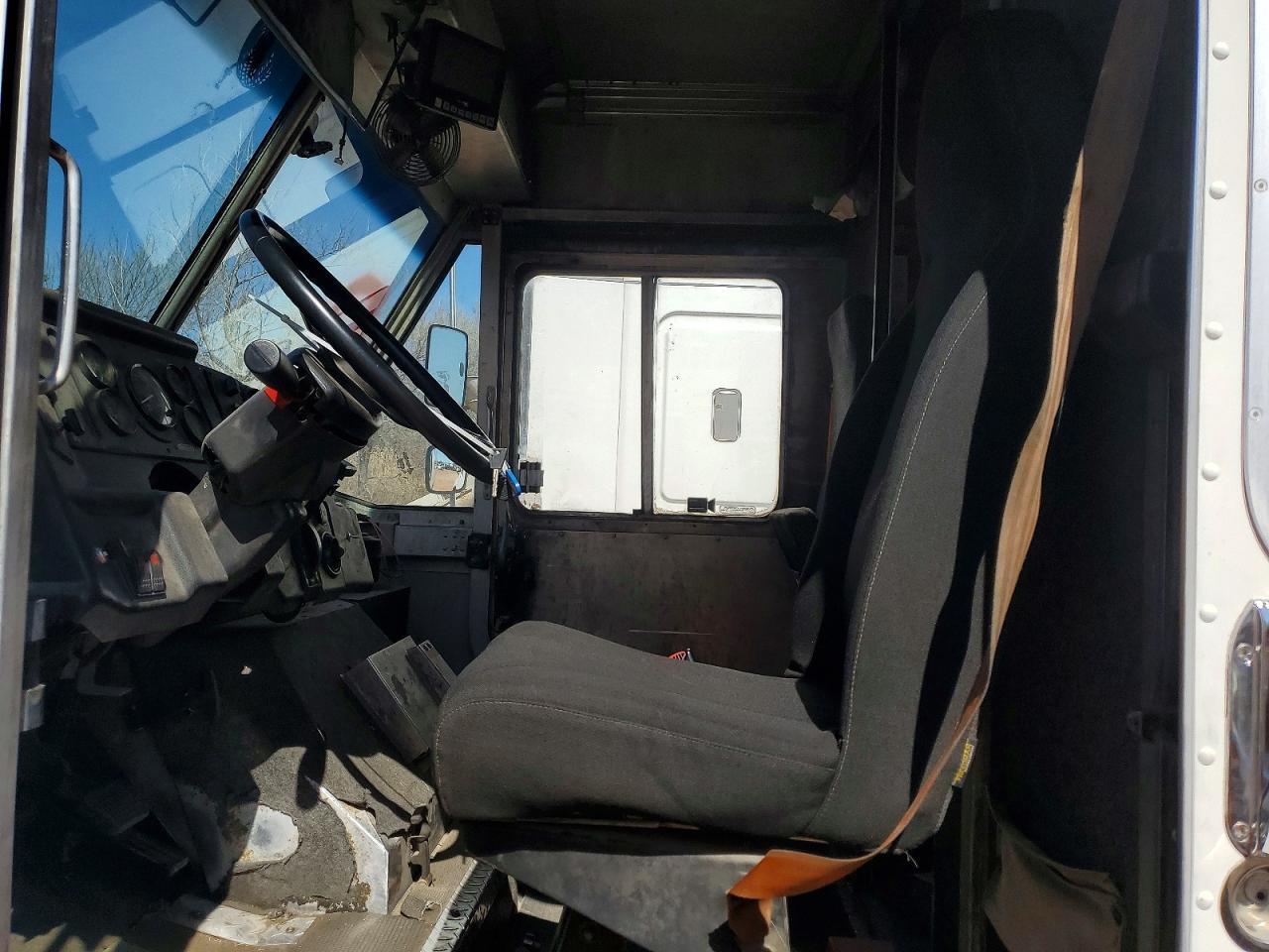 1999 Freightliner MT45 Chassis Delivery Truck