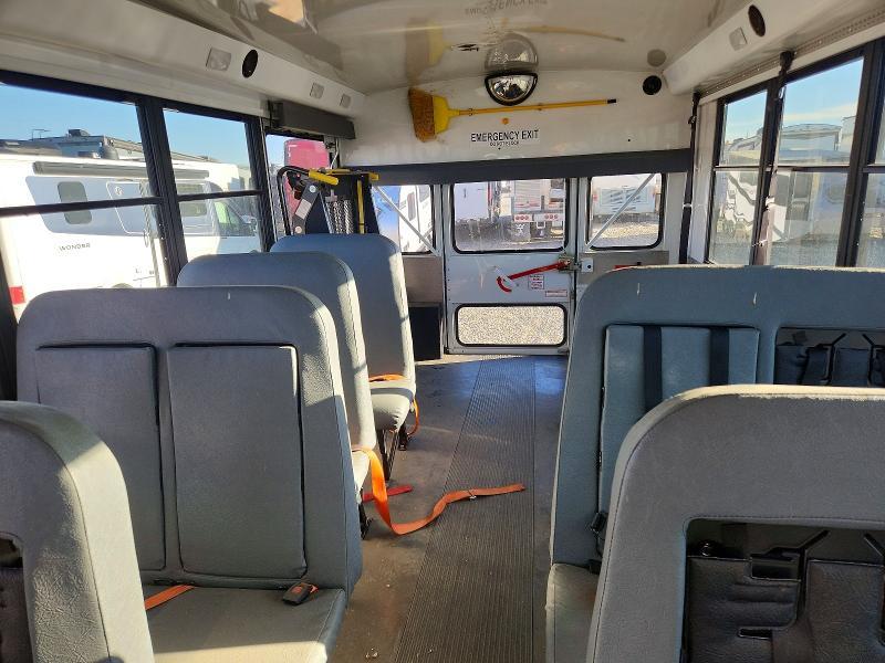 2015 Ford Econoline E450 Super Duty Cutaway Van