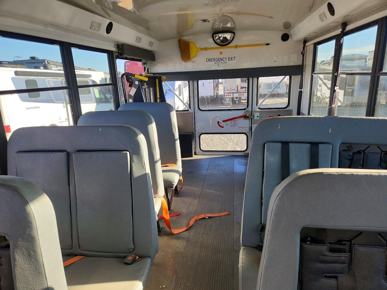 2015 Ford Econoline E450 Super Duty Cutaway Van