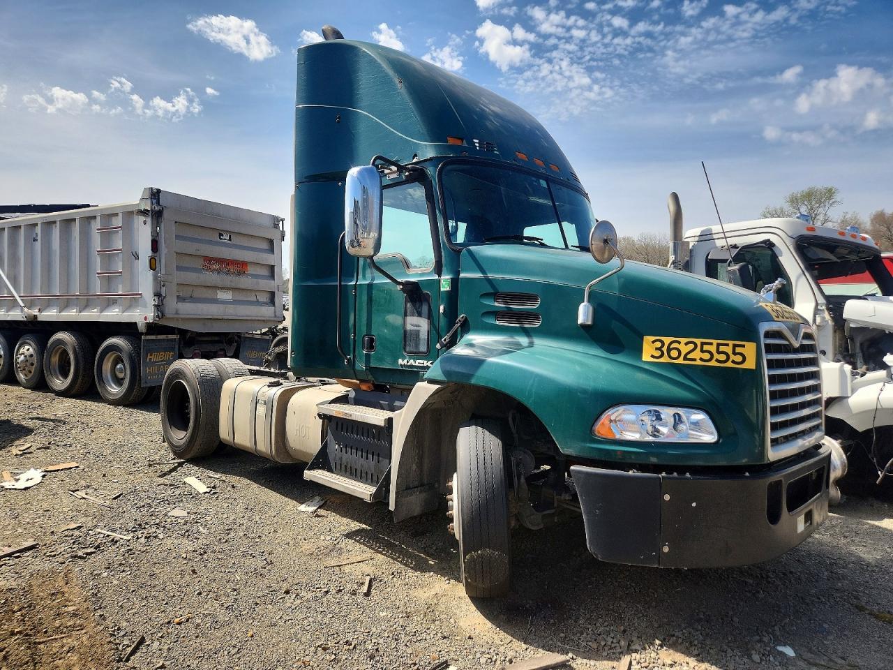 2017 Mack CXU612 Semi Truck