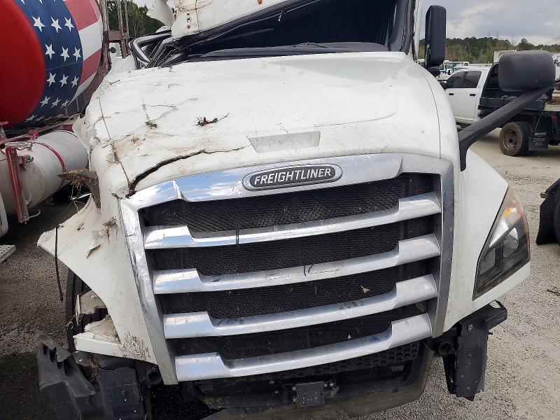 2020 Freightliner Cascadia 126