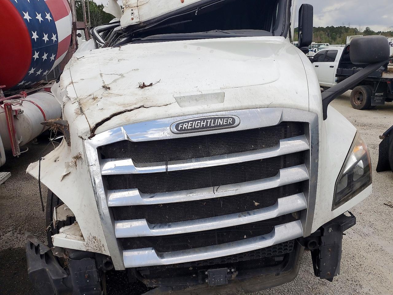 2020 Freightliner Cascadia 126