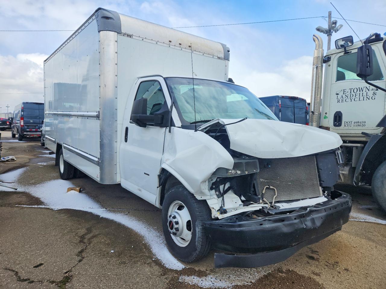 2022 GMC Savana BOX Truck