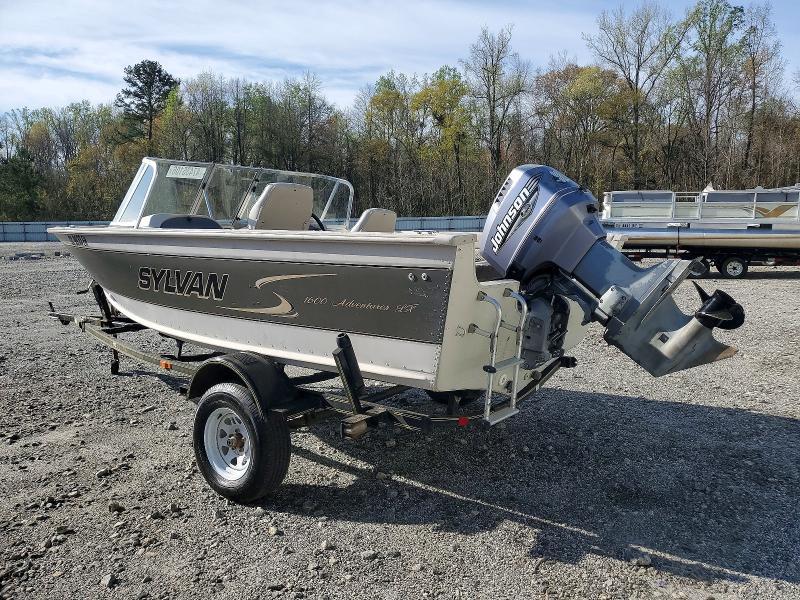1999 Smoker Craft Boat