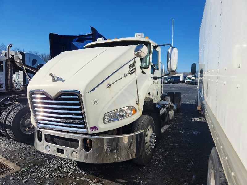 2016 Mack 600-Semi Truck