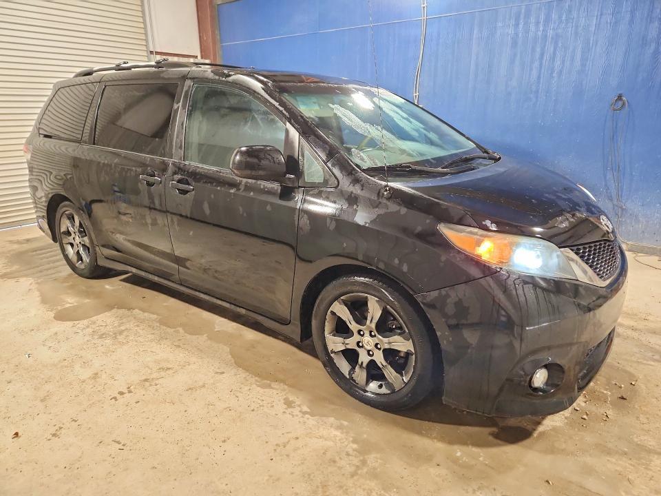 2011 Toyota Sienna se 8-passenger