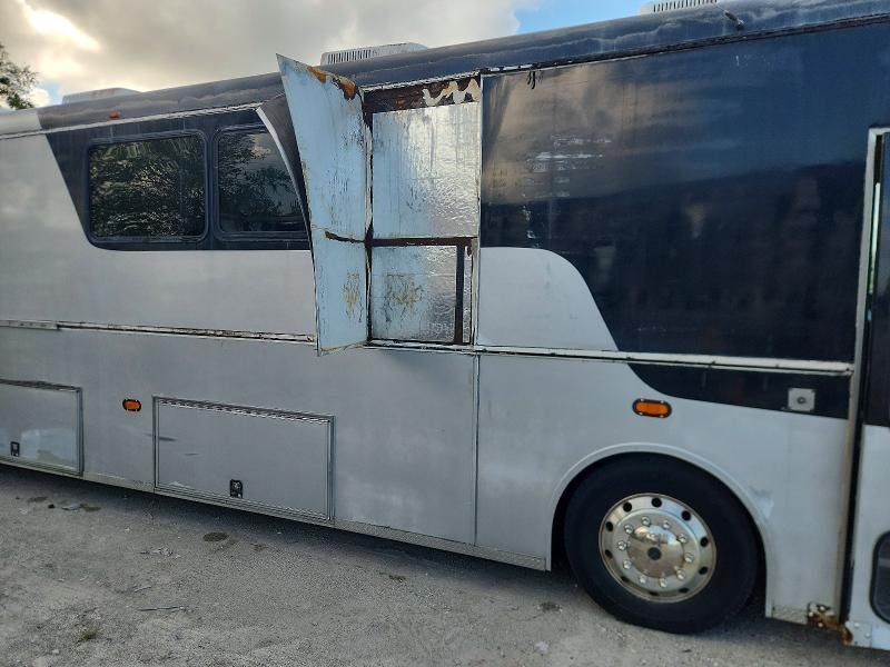 2006 Freigliner Chassis x Line Motor Home