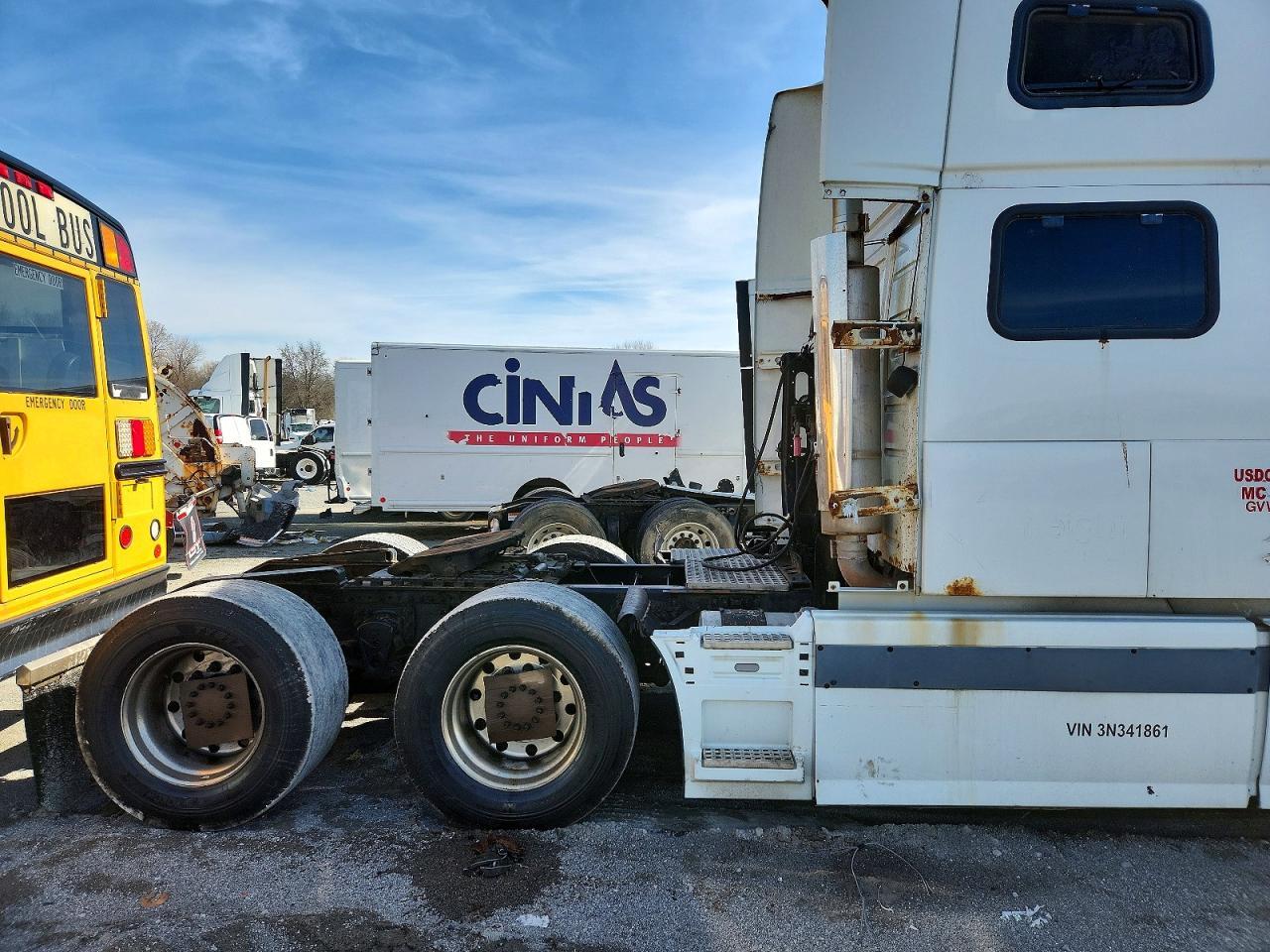 2003 Volvo VNL Semi Truck