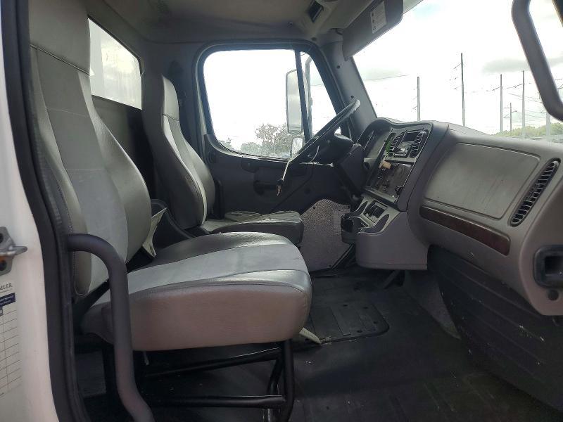 2014 Freigliner 2014 Freightliner Business Class M2 box Truck