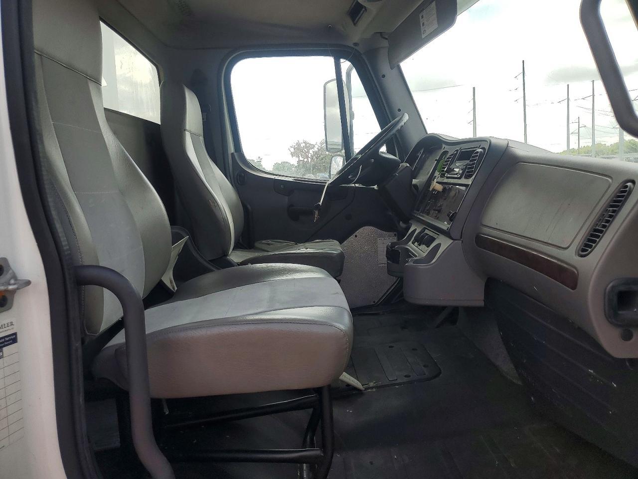 2014 Freigliner 2014 Freightliner Business Class M2 BOX Truck