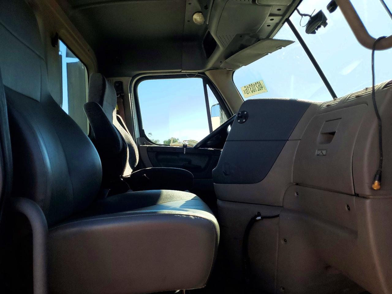 2016 Freightliner Cascadia 1-Semi Truck