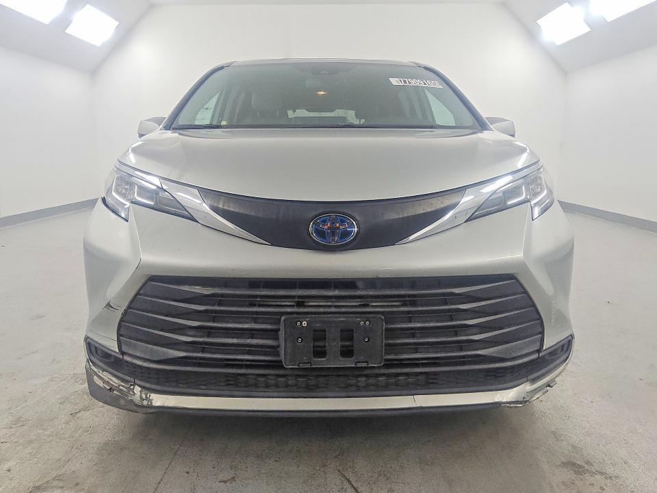 2021 Toyota Sienna le 8-passenger