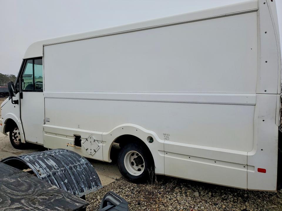 2013 Isuzu NPR Delivery Truck