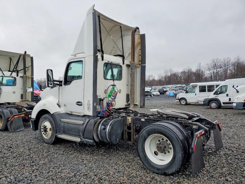 2016 Kenworth T680 Semi Truck