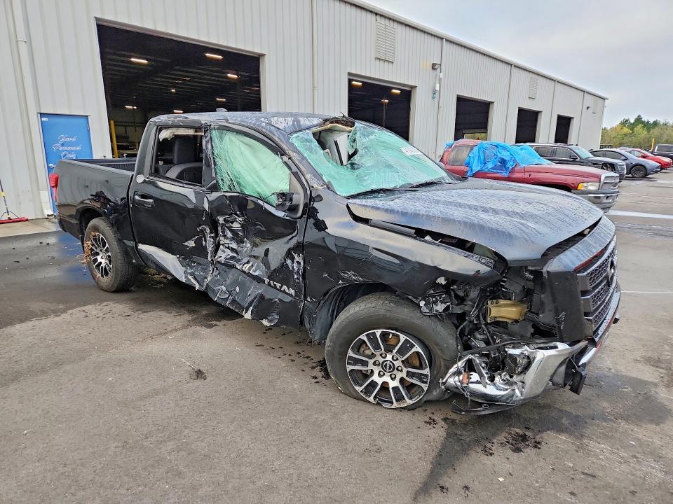2023 Nissan Titan SV