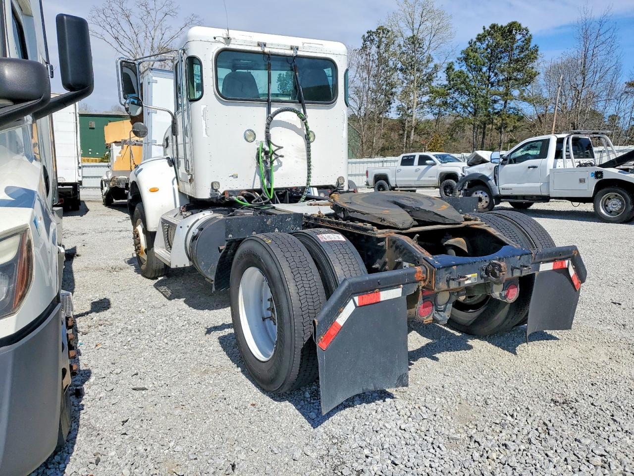 2016 Peterbilt 382 Semi Truck