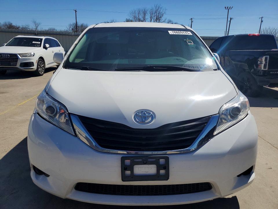 2013 Toyota Sienna le 8-passenger