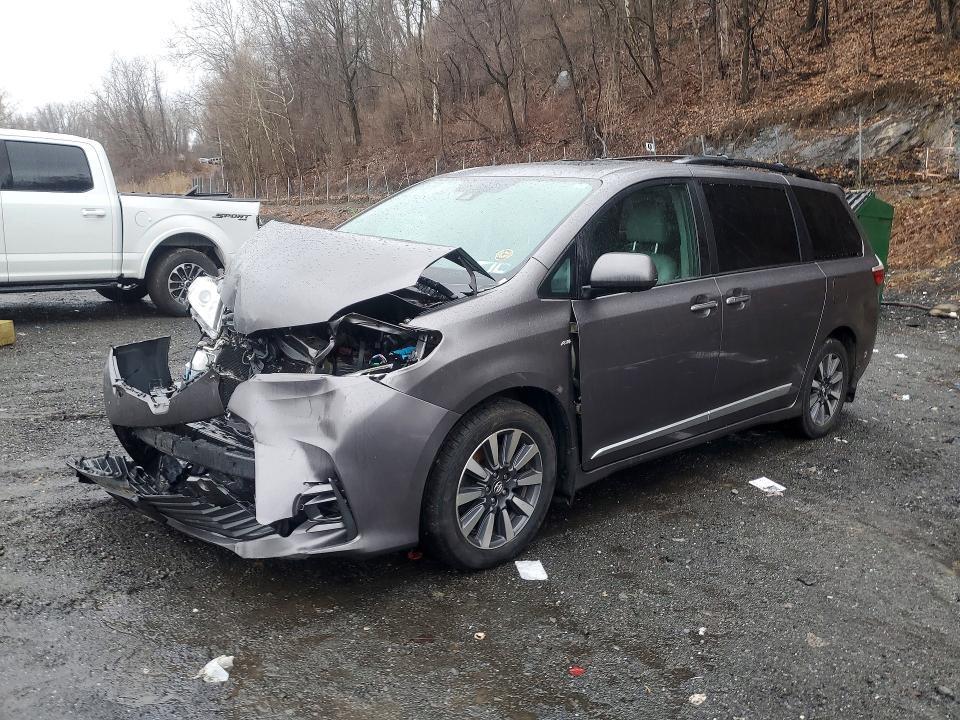 2018 Toyota Sienna xle 7-passenger