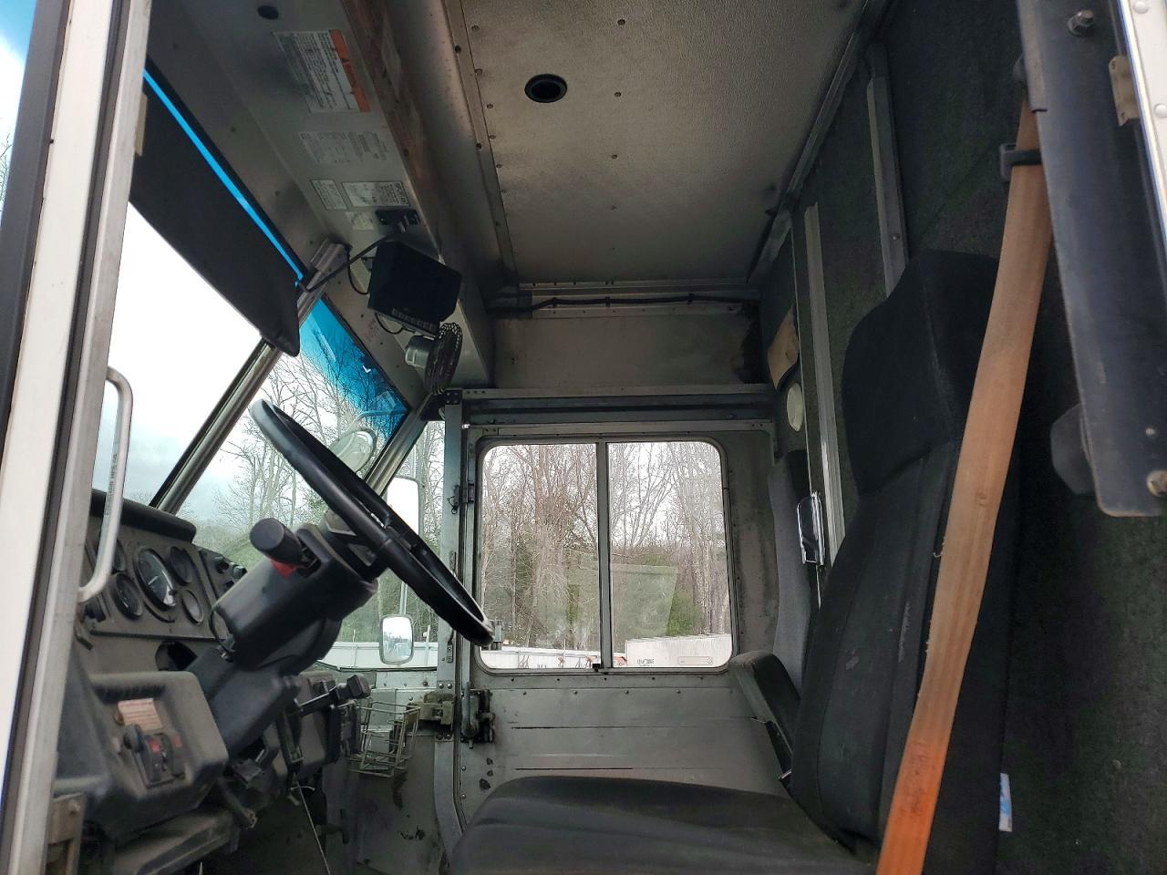 2001 Freightliner MT45 Chassis Delivery Truck