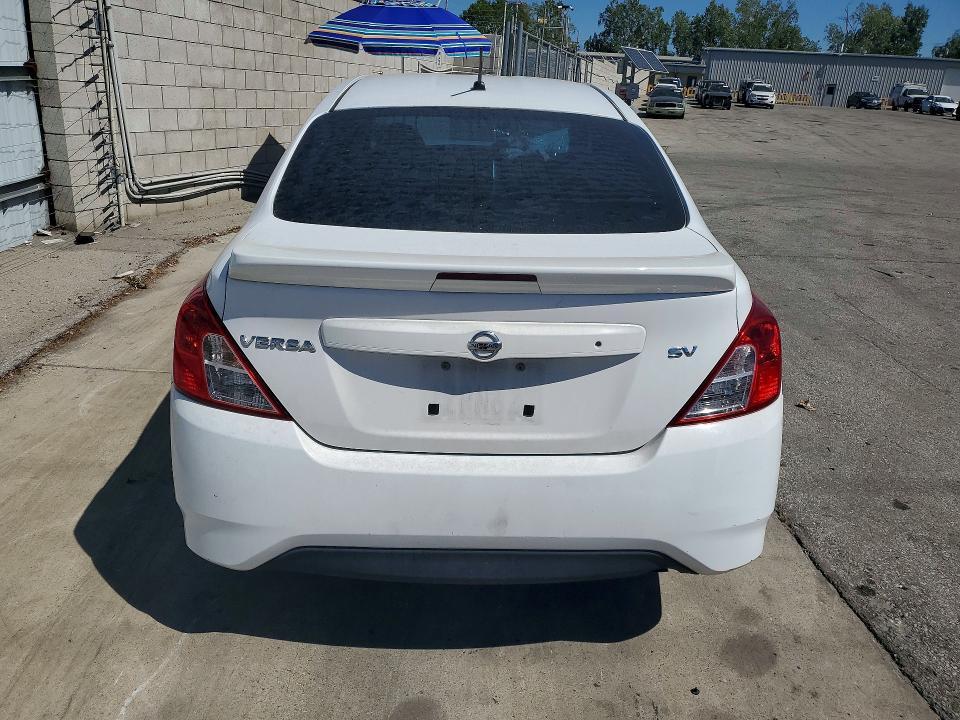 2018 Nissan Versa sv