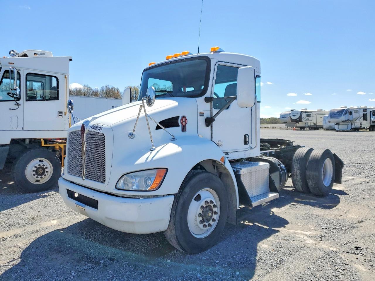2015 Kenworth T330 Semi Truck
