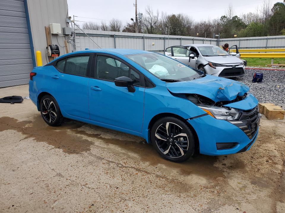 2025 Nissan Versa sr