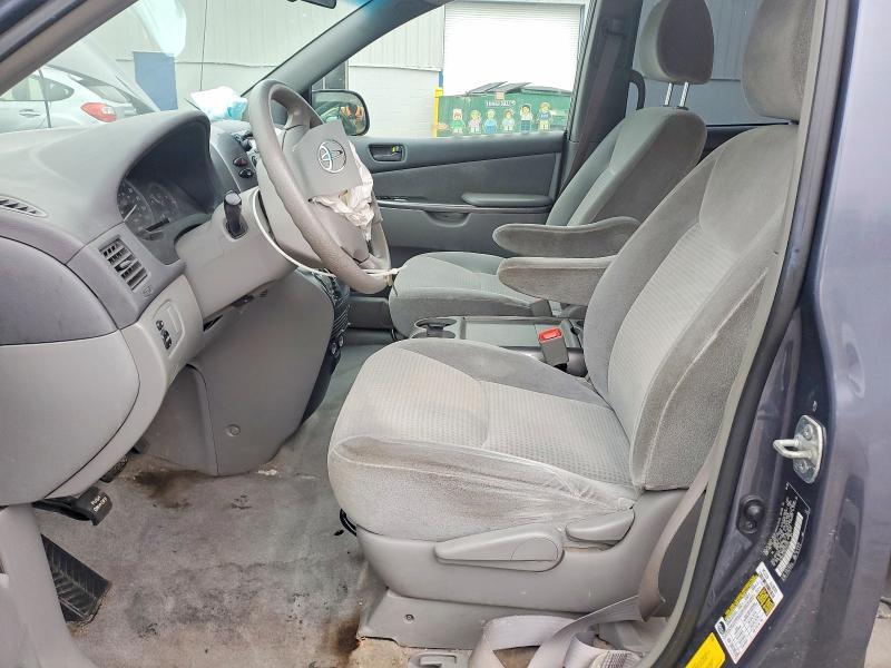 2010 Toyota Sienna ce 7-passenger