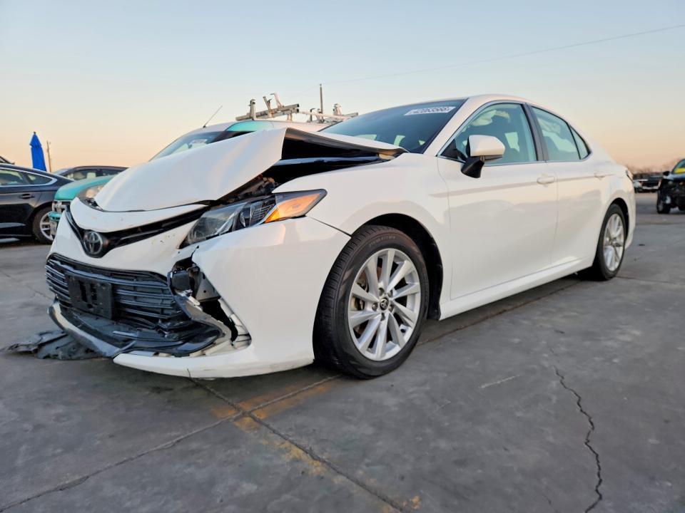 2021 Toyota Camry le