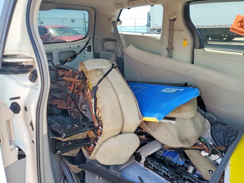 2014 Toyota Sienna le 8-passenger