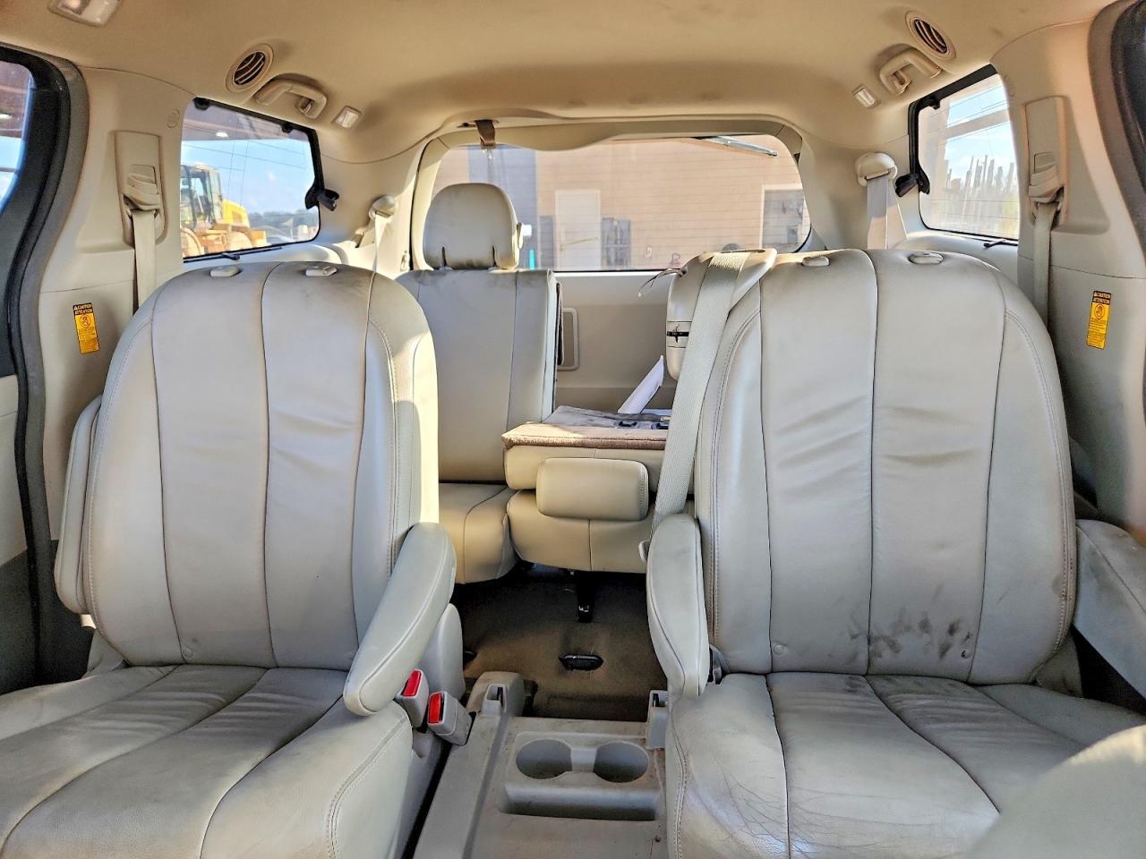 2014 Toyota Sienna xle 8-passenger