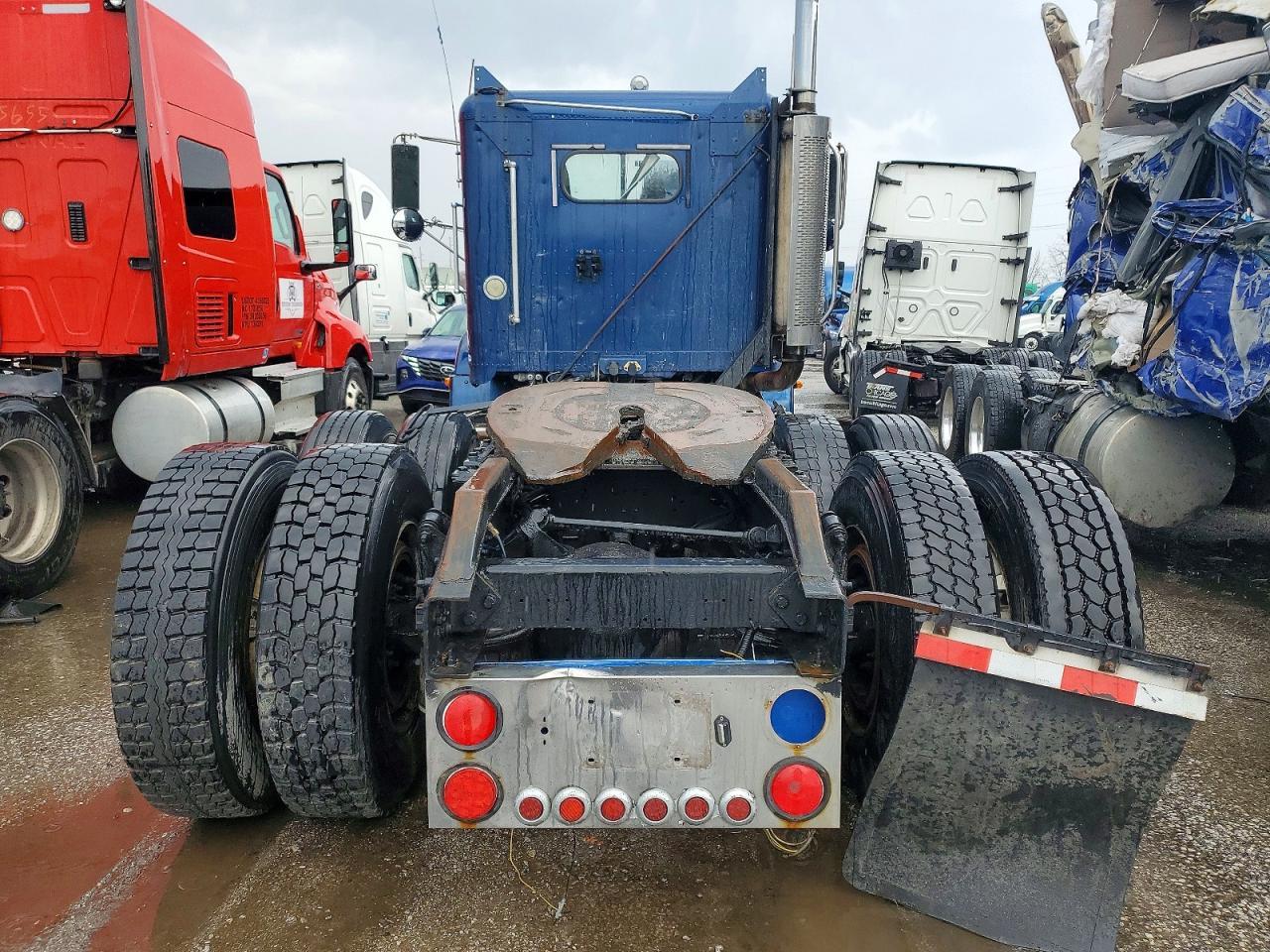 2002 Freigliner 2002 Freightliner FLD112 Semi Truck