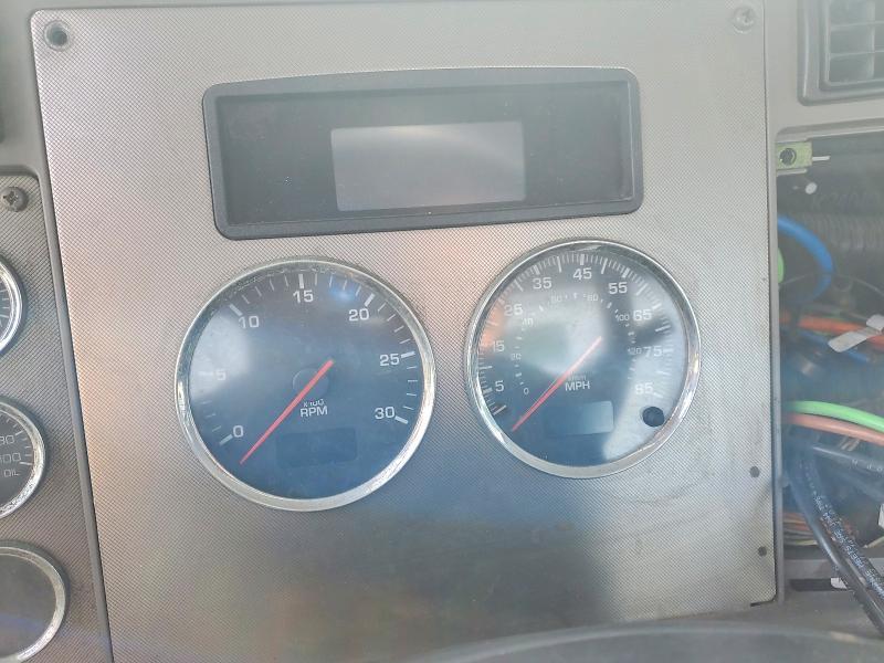 2015 Kenworth T330 Semi Truck