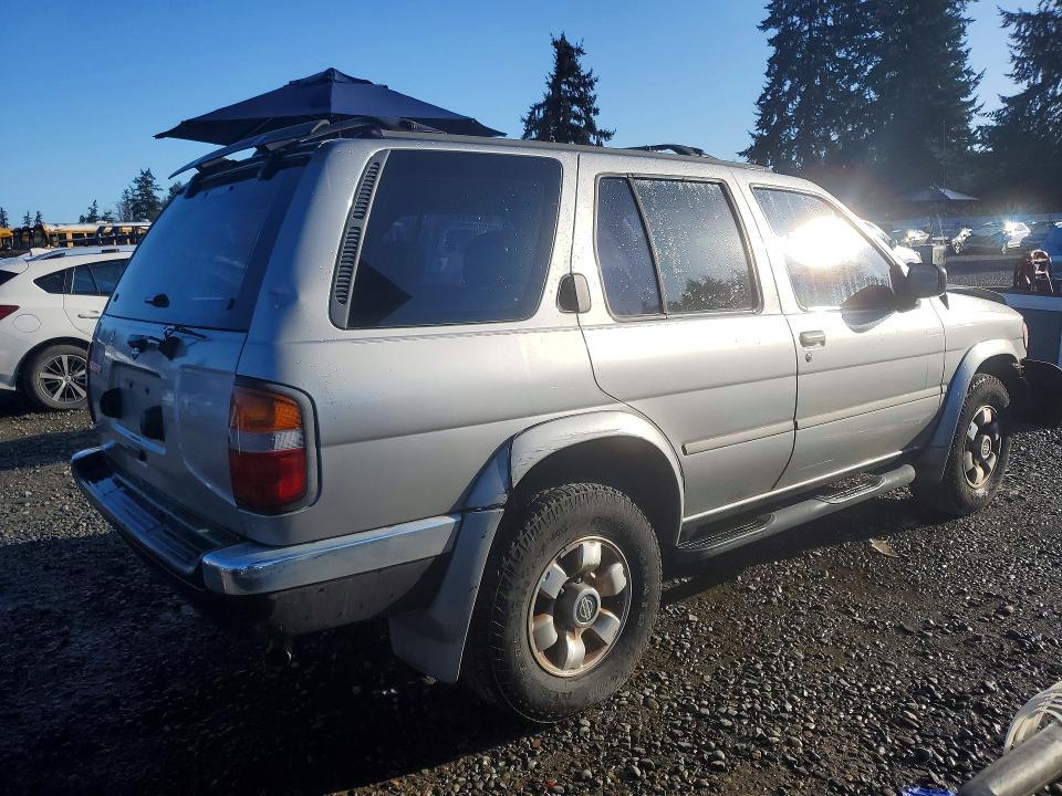1999 Nissan Pathfinder xe