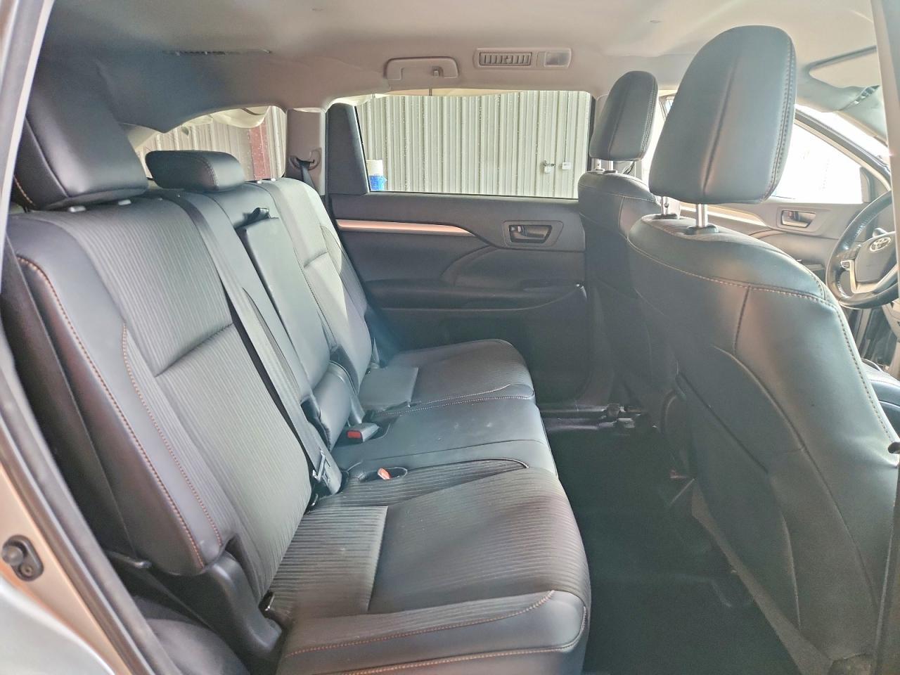2017 Toyota Highlander le Plus